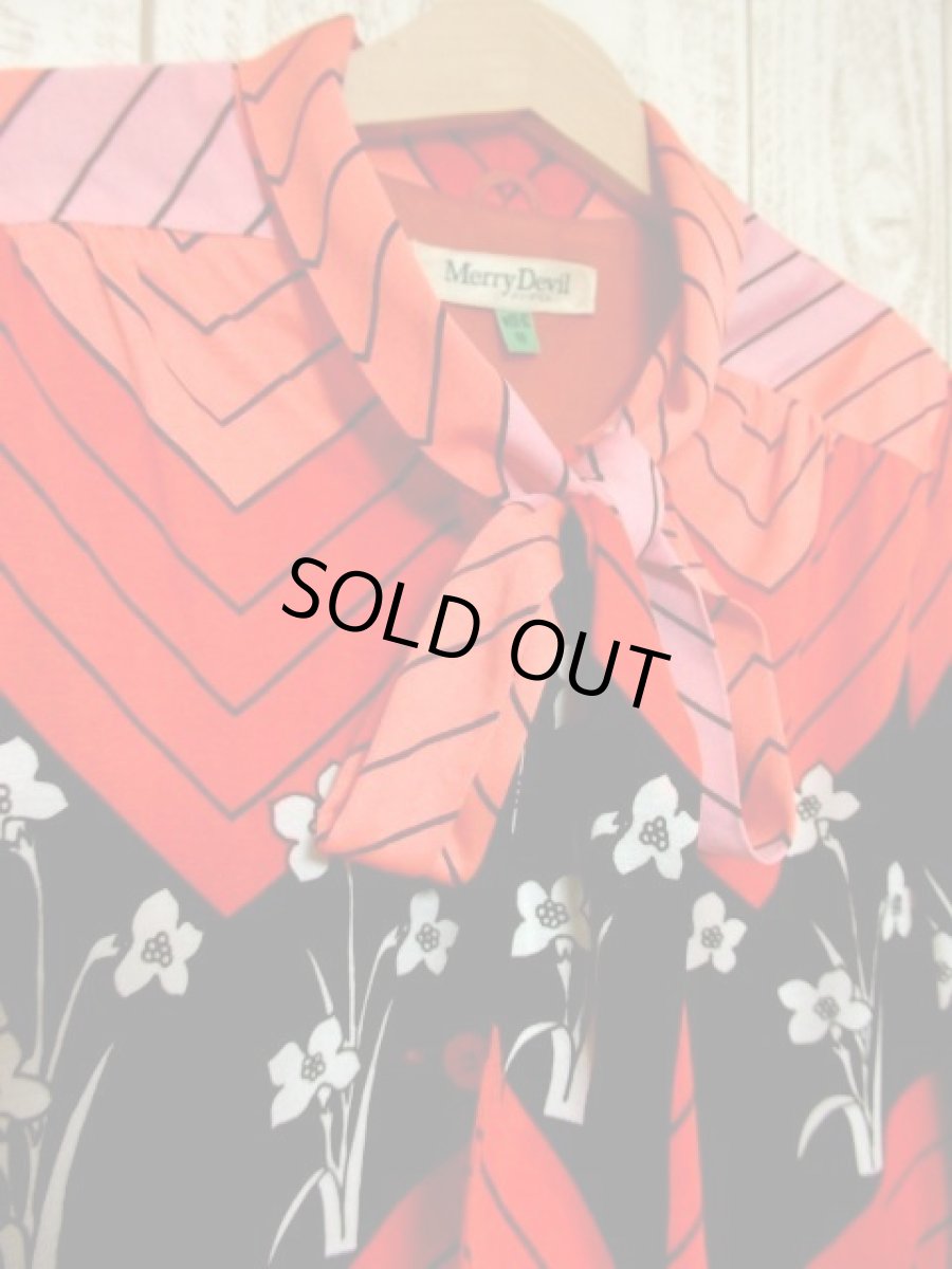 画像3: ポップ 花柄 ジグザグ柄 首元リボン 70's 長袖 昭和レトロ 国産古着 レトロワンピース 【5141】 (3)