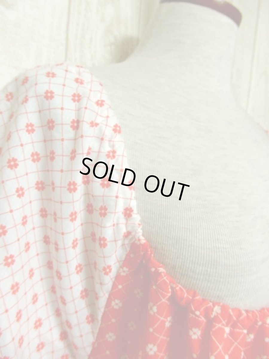 画像8: ヨーロッパ古着　小花柄×スクエア×ドットプリント♪　オフショルダーデザイン★　レトロガーリーなヴィンテージドレス　オレンジ×ホワイト (8)