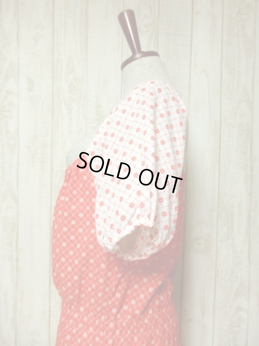 画像6: ヨーロッパ古着　小花柄×スクエア×ドットプリント♪　オフショルダーデザイン★　レトロガーリーなヴィンテージドレス　オレンジ×ホワイト (6)