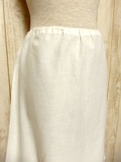 画像2: ☆　ヨーロッパ古着　フラワー刺繍入りホワイトコットンレース装飾が可愛らしい♪　レトロアンティークなホワイトスカート　☆ (2)