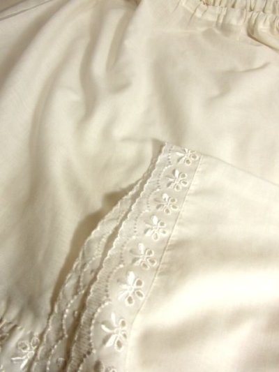 画像3: ☆　ヨーロッパ古着　フラワー刺繍入りホワイトコットンレース装飾が可愛らしい♪　レトロアンティークなホワイトスカート　☆