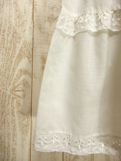 画像2: ☆　ヨーロッパ古着　フラワー刺繍入りホワイトコットンレース装飾が可愛らしい♪　レトロアンティークなホワイトスカート　☆