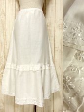 画像1: ☆　ヨーロッパ古着　フラワー刺繍入りホワイトコットンレース装飾が可愛らしい♪　レトロアンティークなホワイトスカート　☆ (1)