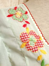 画像4: ヨーロッパ古着　ポップで可愛らしいお花刺繍装飾♪　レッドカラーのパイピングもPOINT!!　ふんわり乙女ガーリーヴィンテージドレス (4)