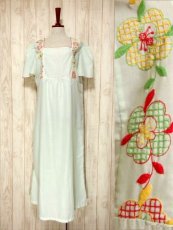 画像1: ヨーロッパ古着　ポップで可愛らしいお花刺繍装飾♪　レッドカラーのパイピングもPOINT!!　ふんわり乙女ガーリーヴィンテージドレス (1)