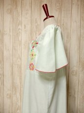画像7: ヨーロッパ古着　ポップで可愛らしいお花刺繍装飾♪　レッドカラーのパイピングもPOINT!!　ふんわり乙女ガーリーヴィンテージドレス (7)