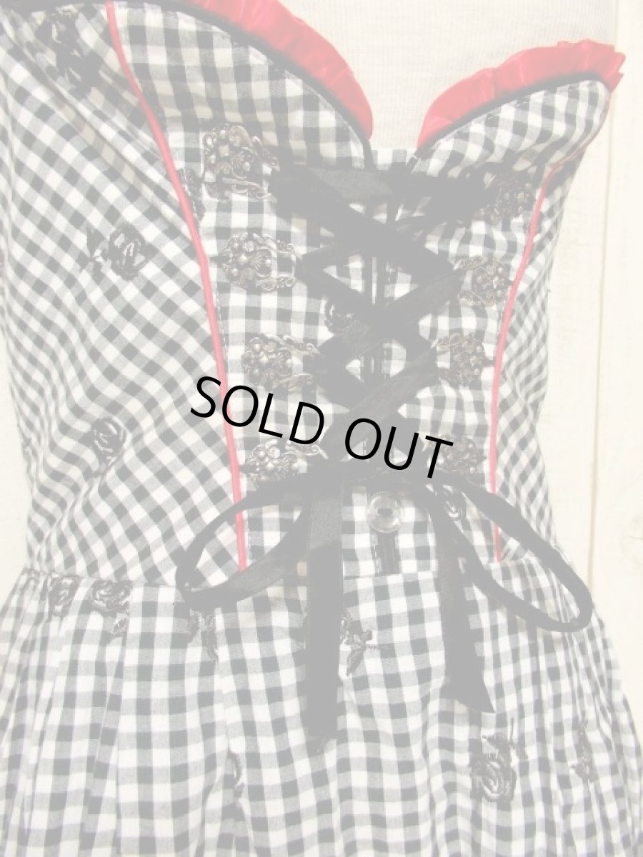 画像4: チェック柄×お花刺繍×リボン装飾がとびっきり可愛い Black×White×Greyのモノトーンカラー ウエストリボン結び ディアンドル チロルドレス ドイツ民族衣装 舞台 演奏会 フォークダンス オクトーバーフェスト 【5291】 (4)