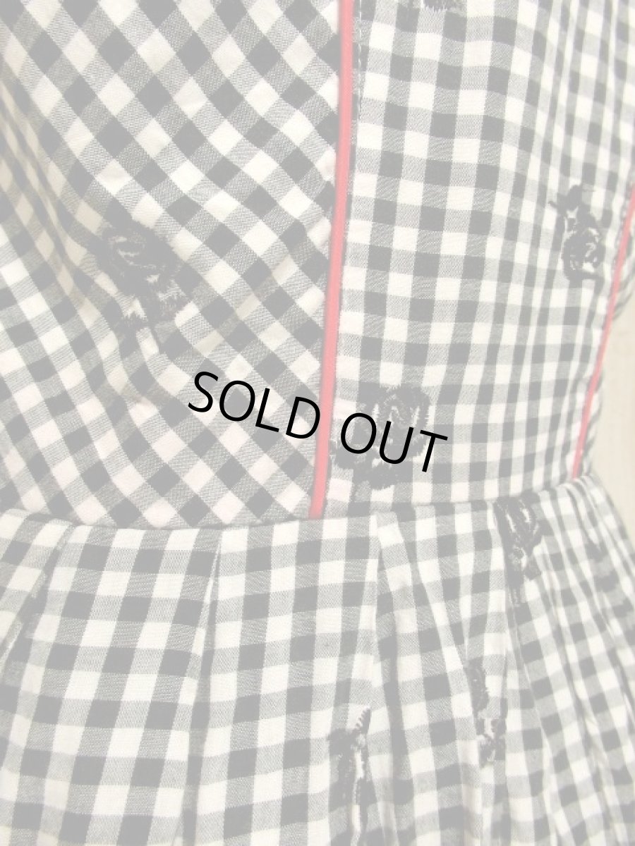 画像14: チェック柄×お花刺繍×リボン装飾がとびっきり可愛い Black×White×Greyのモノトーンカラー ウエストリボン結び ディアンドル チロルドレス ドイツ民族衣装 舞台 演奏会 フォークダンス オクトーバーフェスト 【5291】 (14)