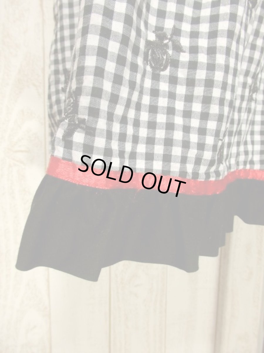 画像9: チェック柄×お花刺繍×リボン装飾がとびっきり可愛い Black×White×Greyのモノトーンカラー ウエストリボン結び ディアンドル チロルドレス ドイツ民族衣装 舞台 演奏会 フォークダンス オクトーバーフェスト 【5291】 (9)