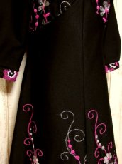 画像9: ヨーロッパ古着　贅沢なフラワー刺繍が素晴らし〜い!!綺麗なAライン☆華やか大人レトロアンティークスタイル♪刺繍入りクラシカルヴィンテージドレス (9)
