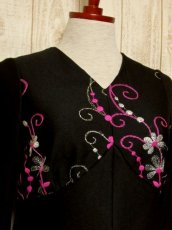画像3: ヨーロッパ古着　贅沢なフラワー刺繍が素晴らし〜い!!綺麗なAライン☆華やか大人レトロアンティークスタイル♪刺繍入りクラシカルヴィンテージドレス (3)