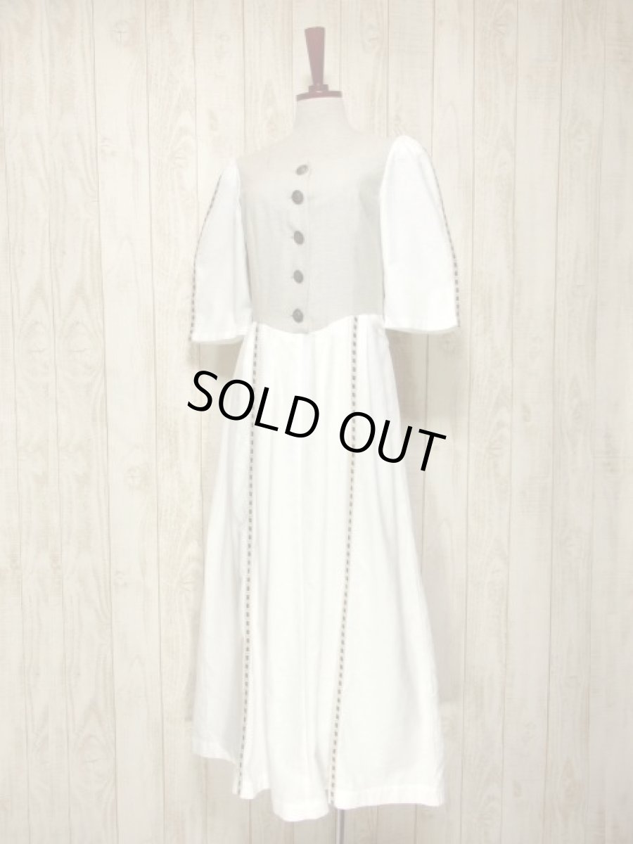 画像2: ストライプテープ×大きなレトロアンティークボタン装飾 スカートふんわり ディアンドル チロルワンピース ドイツ民族衣装 舞台 演奏会 フォークダンス オクトーバーフェスト 【5321】 (2)