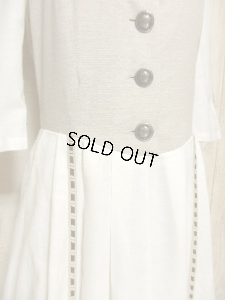 画像8: ストライプテープ×大きなレトロアンティークボタン装飾 スカートふんわり ディアンドル チロルワンピース ドイツ民族衣装 舞台 演奏会 フォークダンス オクトーバーフェスト 【5321】 (8)