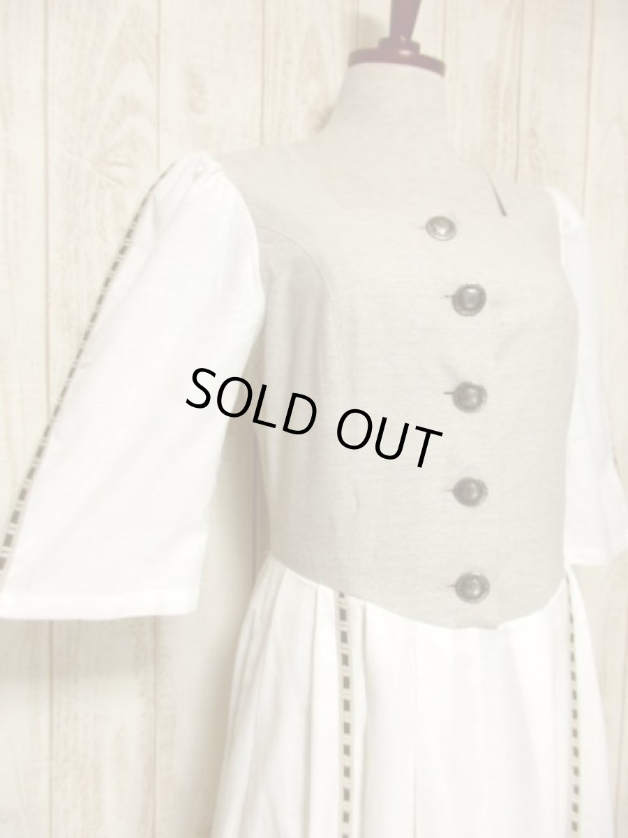 画像4: ストライプテープ×大きなレトロアンティークボタン装飾 スカートふんわり ディアンドル チロルワンピース ドイツ民族衣装 舞台 演奏会 フォークダンス オクトーバーフェスト 【5321】 (4)