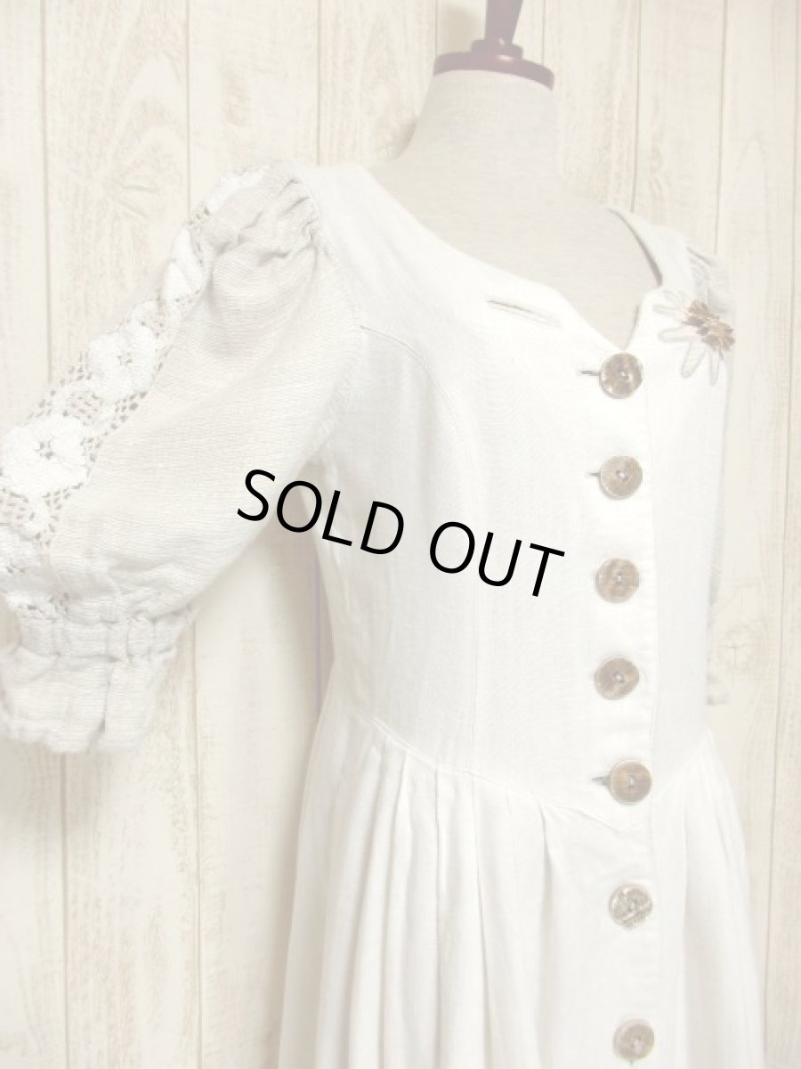 画像4: 大人フォークロア×かぎ編み切り返しデザイン レトロアンティークなウッド調ボタン装飾 ディアンドル チロルワンピース ドイツ民族衣装 舞台 演奏会 フォークダンス オクトーバーフェスト 【5375】 (4)