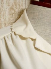 画像8: ナミナミの襟デザインが可愛い オフホワイトカラー USA古着 大人ヴィンテージブラウス【5422】 (8)