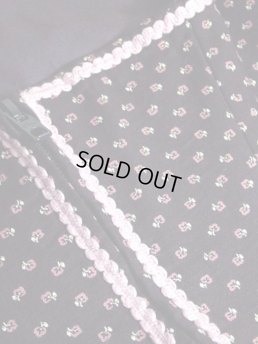 画像9: 落ち着いたパープルカラー 小花柄プリント×リボンテープ装飾 フロントジッパー 大人ガーリー ディアンドル チロルワンピース ドイツ民族衣装 舞台 演奏会 フォークダンス オクトーバーフェスト 【5425】 (9)