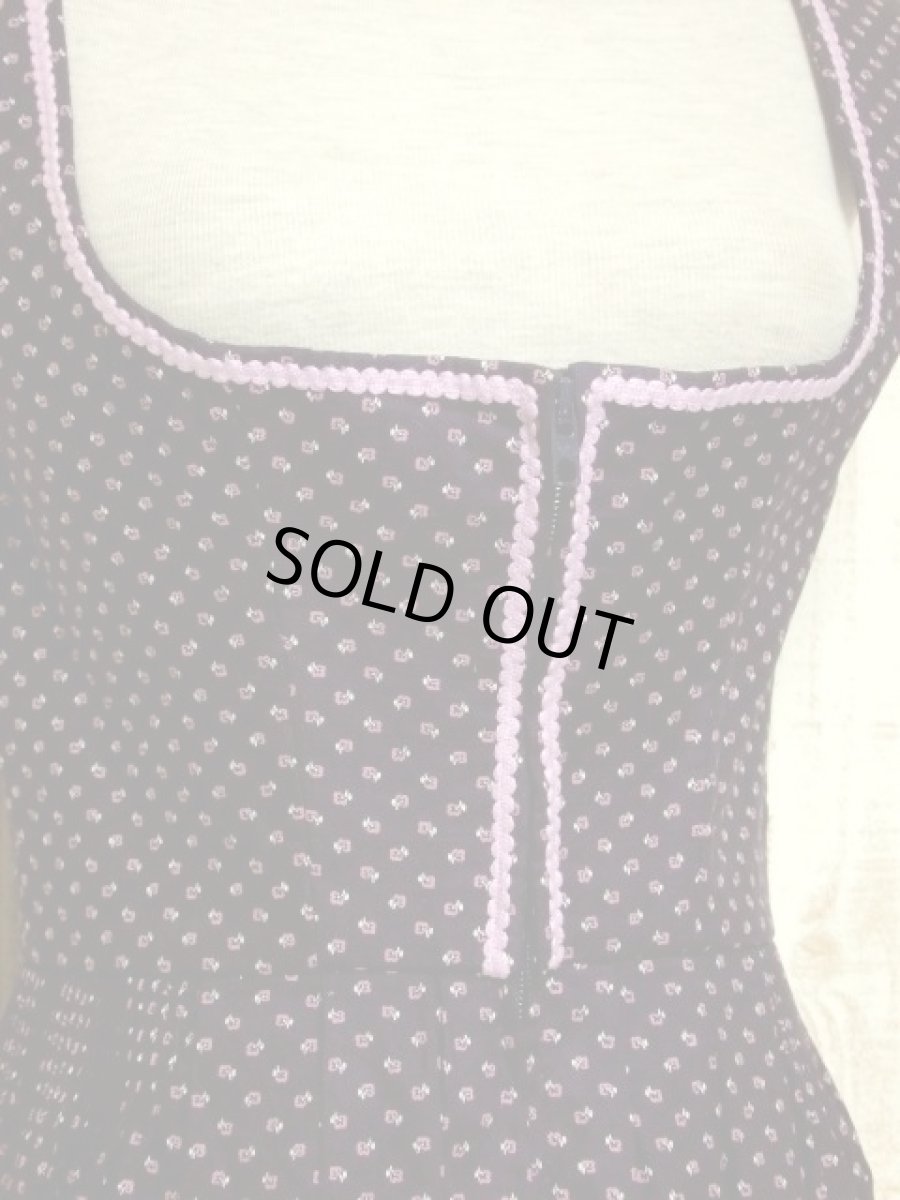 画像3: 落ち着いたパープルカラー 小花柄プリント×リボンテープ装飾 フロントジッパー 大人ガーリー ディアンドル チロルワンピース ドイツ民族衣装 舞台 演奏会 フォークダンス オクトーバーフェスト 【5425】 (3)