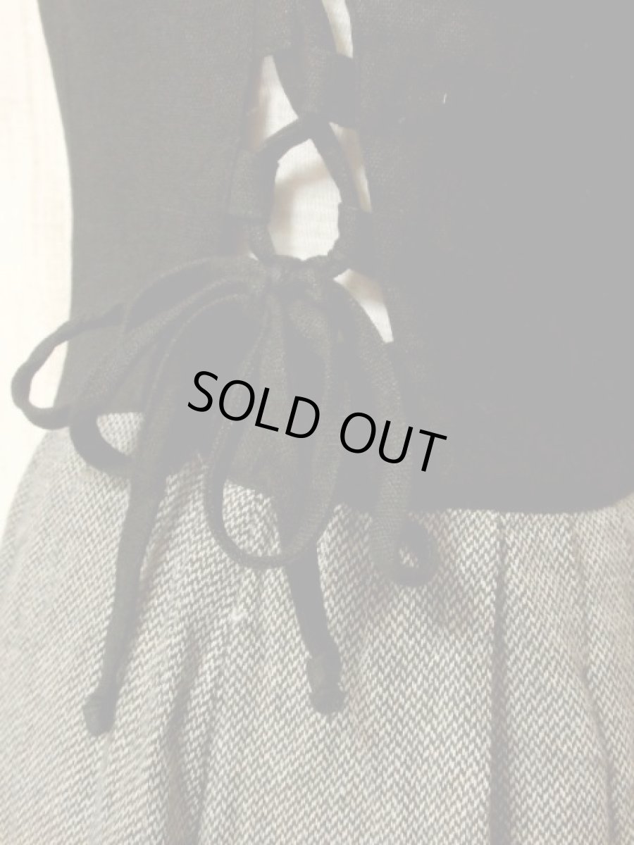 画像9: サイド編み上げデザイン 存在感のある刺繍装飾×切り返しデザイン ディアンドル チロルワンピース ドイツ民族衣装 舞台 演奏会 フォークダンス オクトーバーフェスト 【5459】 (9)