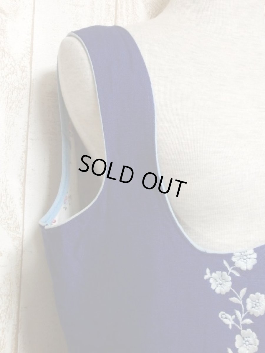 画像7: お花刺繍 ブルー フロントジッパー ノースリーブ クラシカル ディアンドル チロルワンピース ドイツ民族衣装 舞台 演奏会 フォークダンス オクトーバーフェスト 【Y5460】 (7)