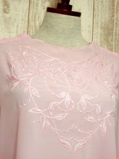 画像3: 【期間限定 50%OFF SALE対象商品】ヨーロッパ古着 ピンク 上品で女性らしい 綺麗なリーフ刺繍 大人クラシカルガーリー シャツ ブラウス  レトロトップス (3)