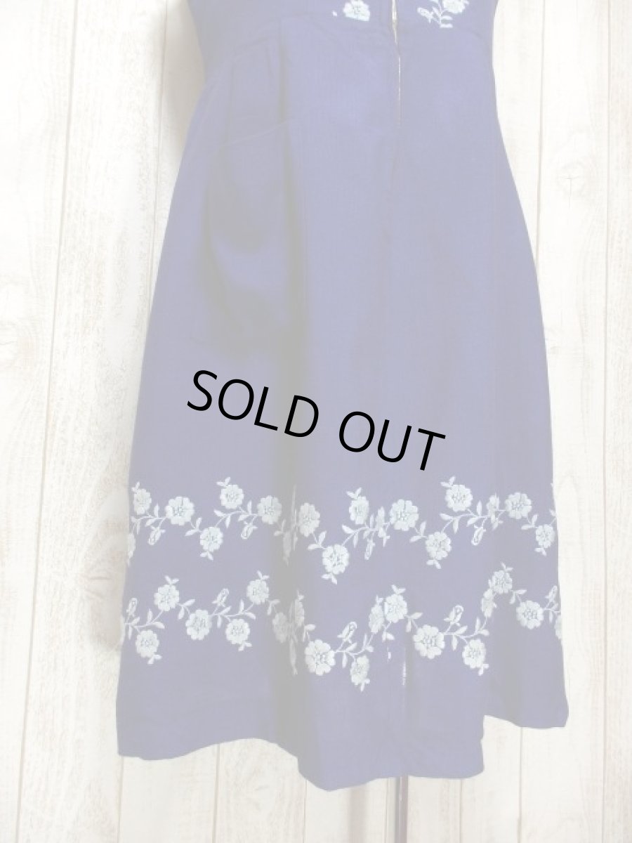 画像8: お花刺繍 ブルー フロントジッパー ノースリーブ クラシカル ディアンドル チロルワンピース ドイツ民族衣装 舞台 演奏会 フォークダンス オクトーバーフェスト 【Y5460】 (8)