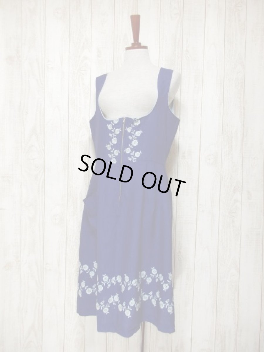 画像2: お花刺繍 ブルー フロントジッパー ノースリーブ クラシカル ディアンドル チロルワンピース ドイツ民族衣装 舞台 演奏会 フォークダンス オクトーバーフェスト 【Y5460】 (2)