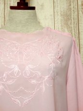 画像9: 【期間限定 50%OFF SALE対象商品】ヨーロッパ古着 ピンク 上品で女性らしい 綺麗なリーフ刺繍 大人クラシカルガーリー シャツ ブラウス  レトロトップス (9)