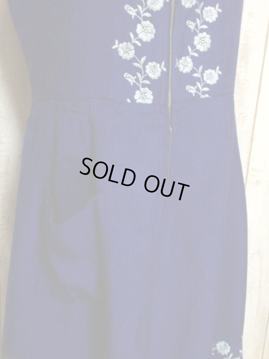 画像4: お花刺繍 ブルー フロントジッパー ノースリーブ クラシカル ディアンドル チロルワンピース ドイツ民族衣装 舞台 演奏会 フォークダンス オクトーバーフェスト 【Y5460】 (4)