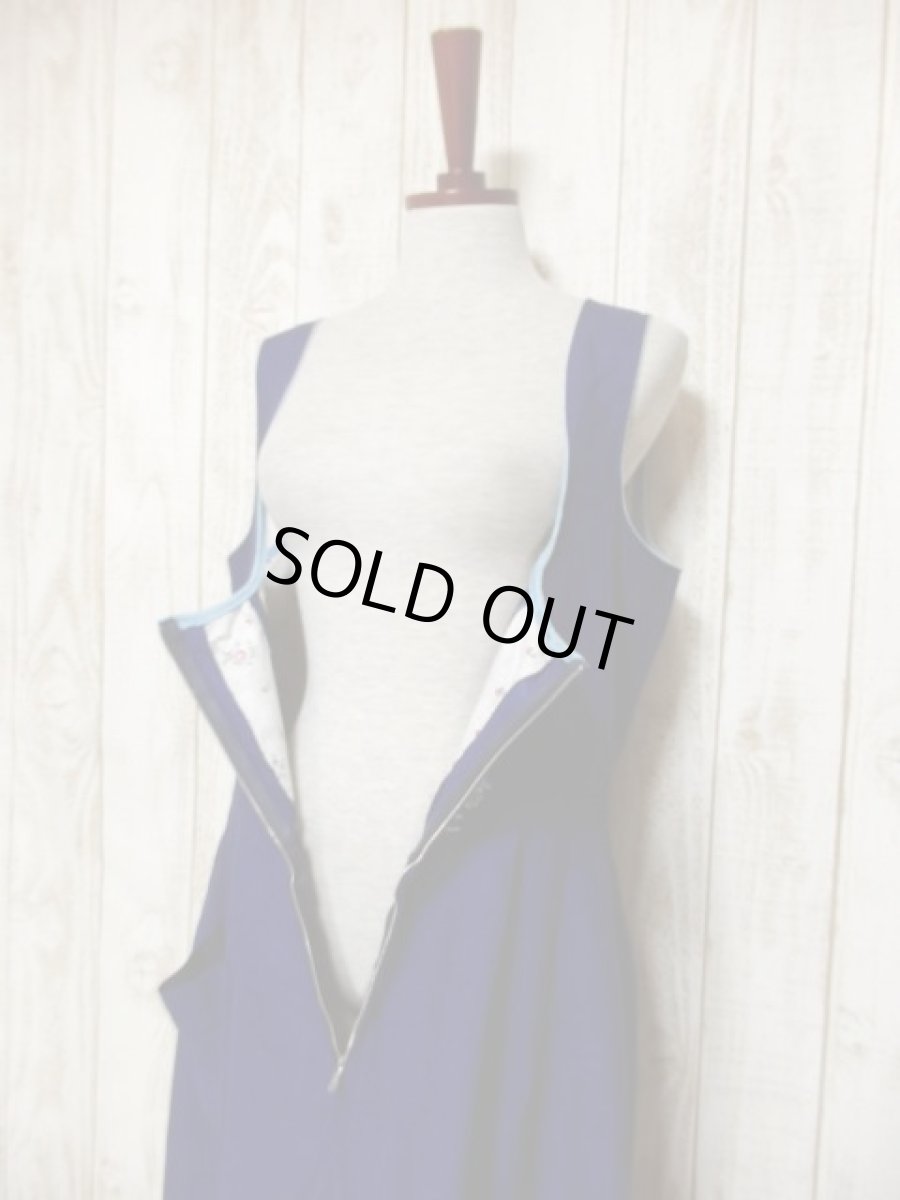 画像9: お花刺繍 ブルー フロントジッパー ノースリーブ クラシカル ディアンドル チロルワンピース ドイツ民族衣装 舞台 演奏会 フォークダンス オクトーバーフェスト 【Y5460】 (9)