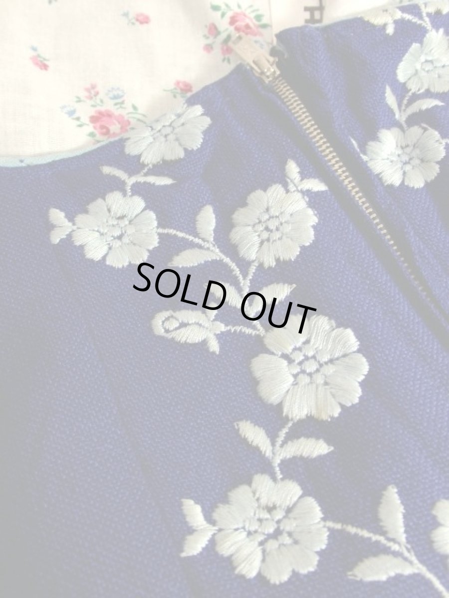 画像11: お花刺繍 ブルー フロントジッパー ノースリーブ クラシカル ディアンドル チロルワンピース ドイツ民族衣装 舞台 演奏会 フォークダンス オクトーバーフェスト 【Y5460】 (11)