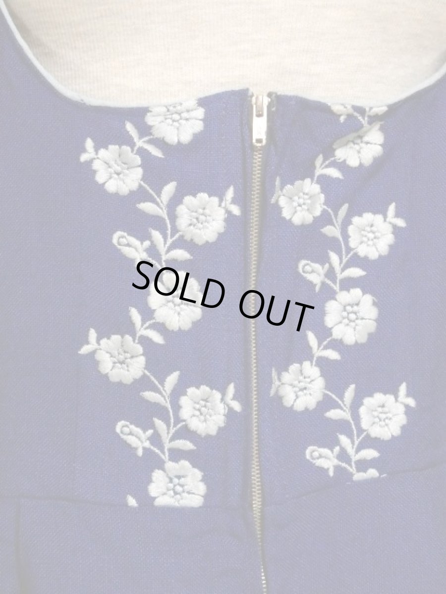 画像3: お花刺繍 ブルー フロントジッパー ノースリーブ クラシカル ディアンドル チロルワンピース ドイツ民族衣装 舞台 演奏会 フォークダンス オクトーバーフェスト 【Y5460】 (3)