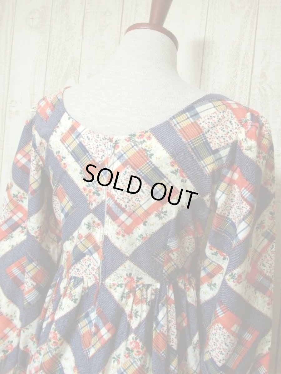 画像6: パッチワーク柄 花柄 レース 切り替えし レトロ 長袖 USA古着 ヴィンテージマキシワンピース 【5508】 (6)