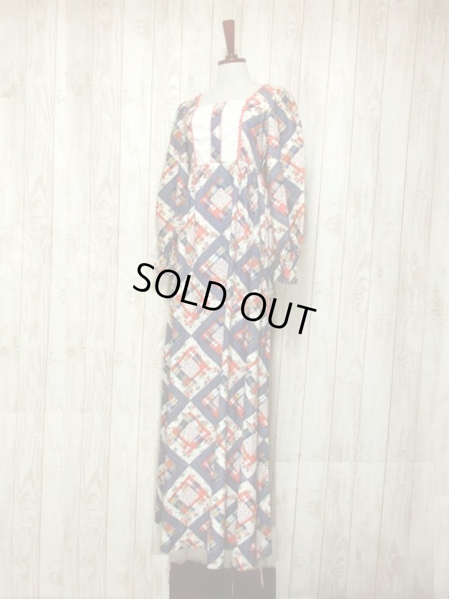 画像2: パッチワーク柄 花柄 レース 切り替えし レトロ 長袖 USA古着 ヴィンテージマキシワンピース 【5508】 (2)