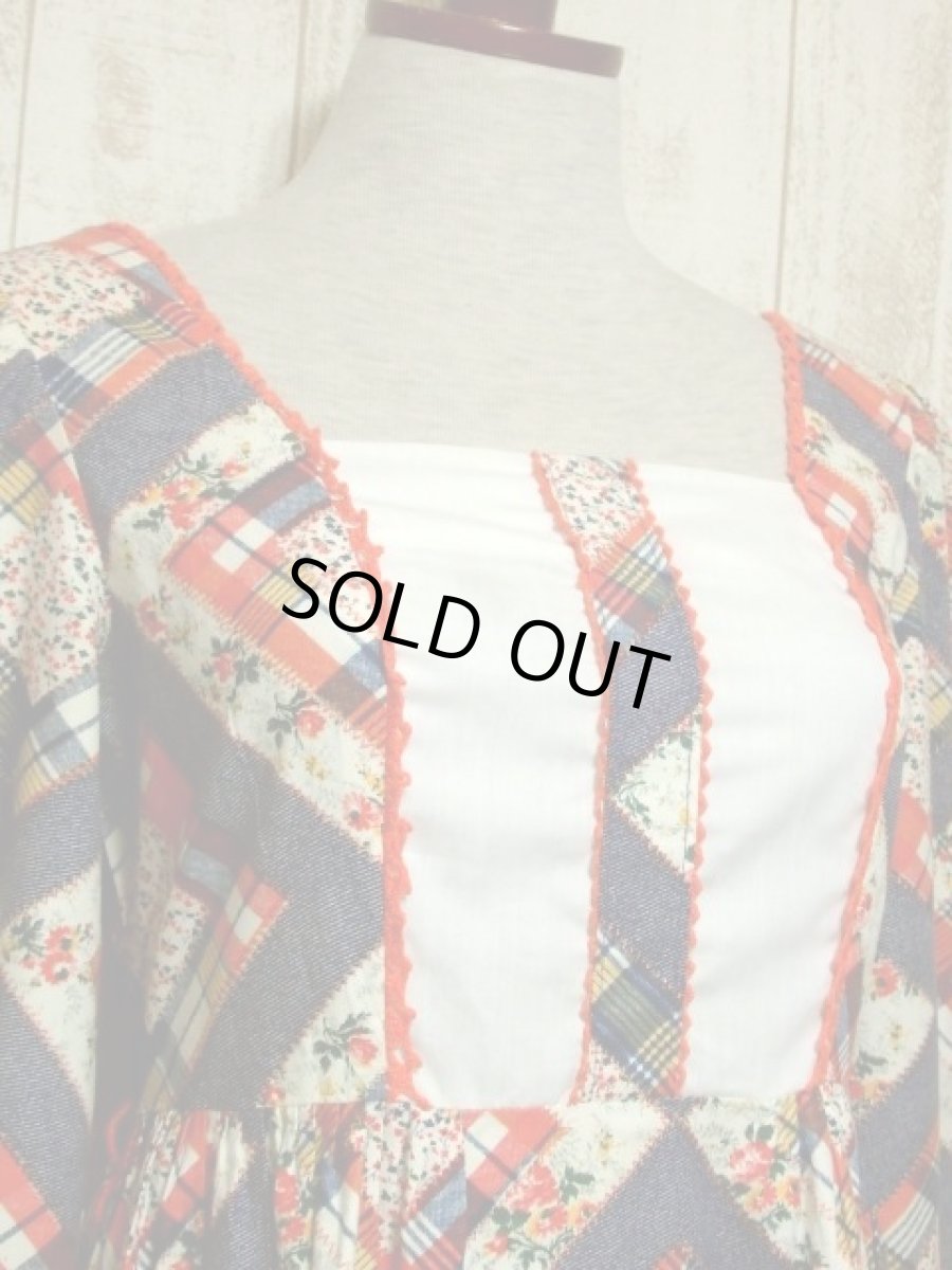 画像3: パッチワーク柄 花柄 レース 切り替えし レトロ 長袖 USA古着 ヴィンテージマキシワンピース 【5508】 (3)