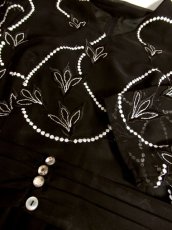 画像11: ヨーロッパ古着　贅沢なフラワー刺繍が素晴らし〜い!!　スカートフレア調デザイン☆　大人クラシカル刺繍入りヴィンテージドレス (11)