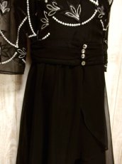 画像8: ヨーロッパ古着　贅沢なフラワー刺繍が素晴らし〜い!!　スカートフレア調デザイン☆　大人クラシカル刺繍入りヴィンテージドレス (8)