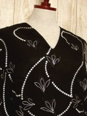 画像3: ヨーロッパ古着　贅沢なフラワー刺繍が素晴らし〜い!!　スカートフレア調デザイン☆　大人クラシカル刺繍入りヴィンテージドレス (3)