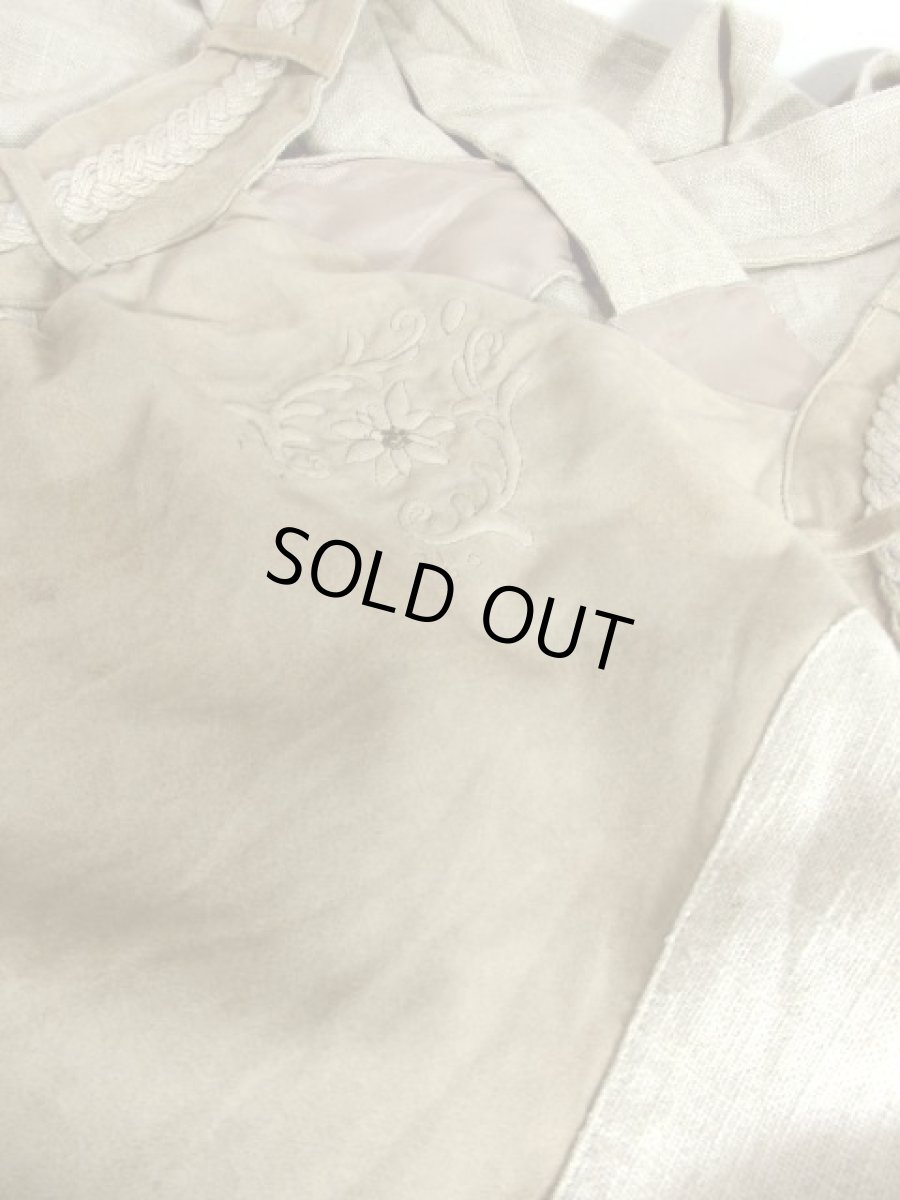 画像13: 存在感のある凹凸×お花刺繍デザイン ブレード×切り返しデザイン ディアンドル チロルワンピース ドイツ民族衣装 舞台 演奏会 フォークダンス オクトーバーフェスト 【5625】 (13)