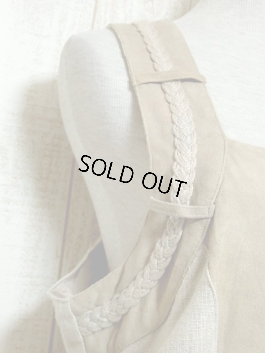 画像4: 存在感のある凹凸×お花刺繍デザイン ブレード×切り返しデザイン ディアンドル チロルワンピース ドイツ民族衣装 舞台 演奏会 フォークダンス オクトーバーフェスト 【5625】 (4)