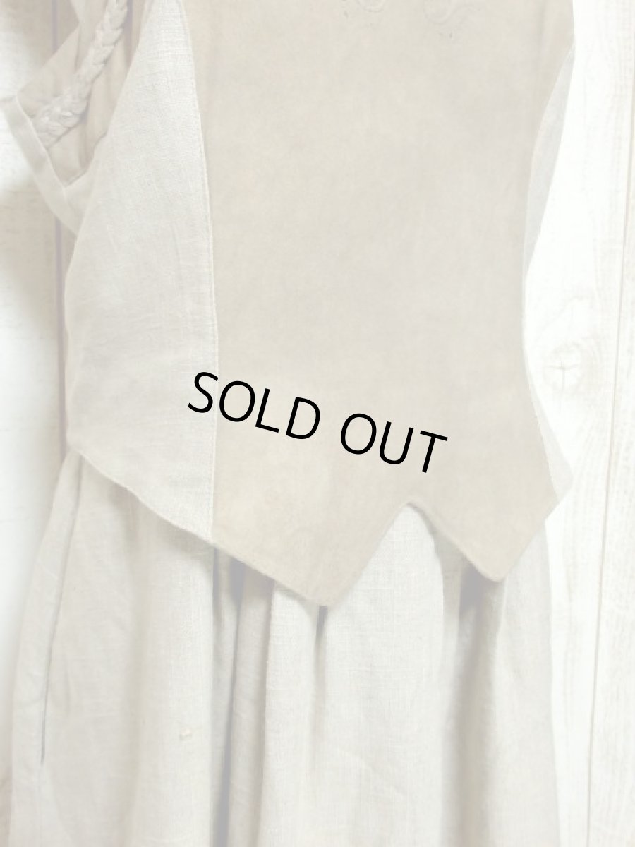 画像10: 存在感のある凹凸×お花刺繍デザイン ブレード×切り返しデザイン ディアンドル チロルワンピース ドイツ民族衣装 舞台 演奏会 フォークダンス オクトーバーフェスト 【5625】 (10)