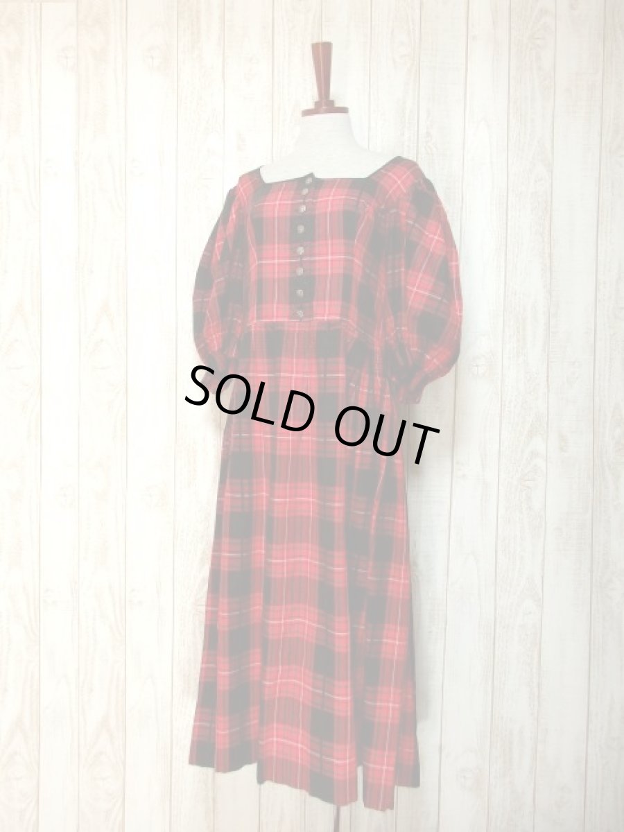 画像2: レトロガーリーなチェック柄 ふんわりパフスリーブ×レトロアンティークボタン 大人ガーリー ディアンドル チロルワンピース ドイツ民族衣装 舞台 演奏会 フォークダンス オクトーバーフェスト 【5649】 (2)