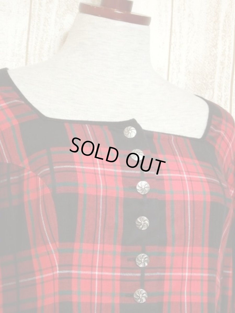 画像3: レトロガーリーなチェック柄 ふんわりパフスリーブ×レトロアンティークボタン 大人ガーリー ディアンドル チロルワンピース ドイツ民族衣装 舞台 演奏会 フォークダンス オクトーバーフェスト 【5649】 (3)