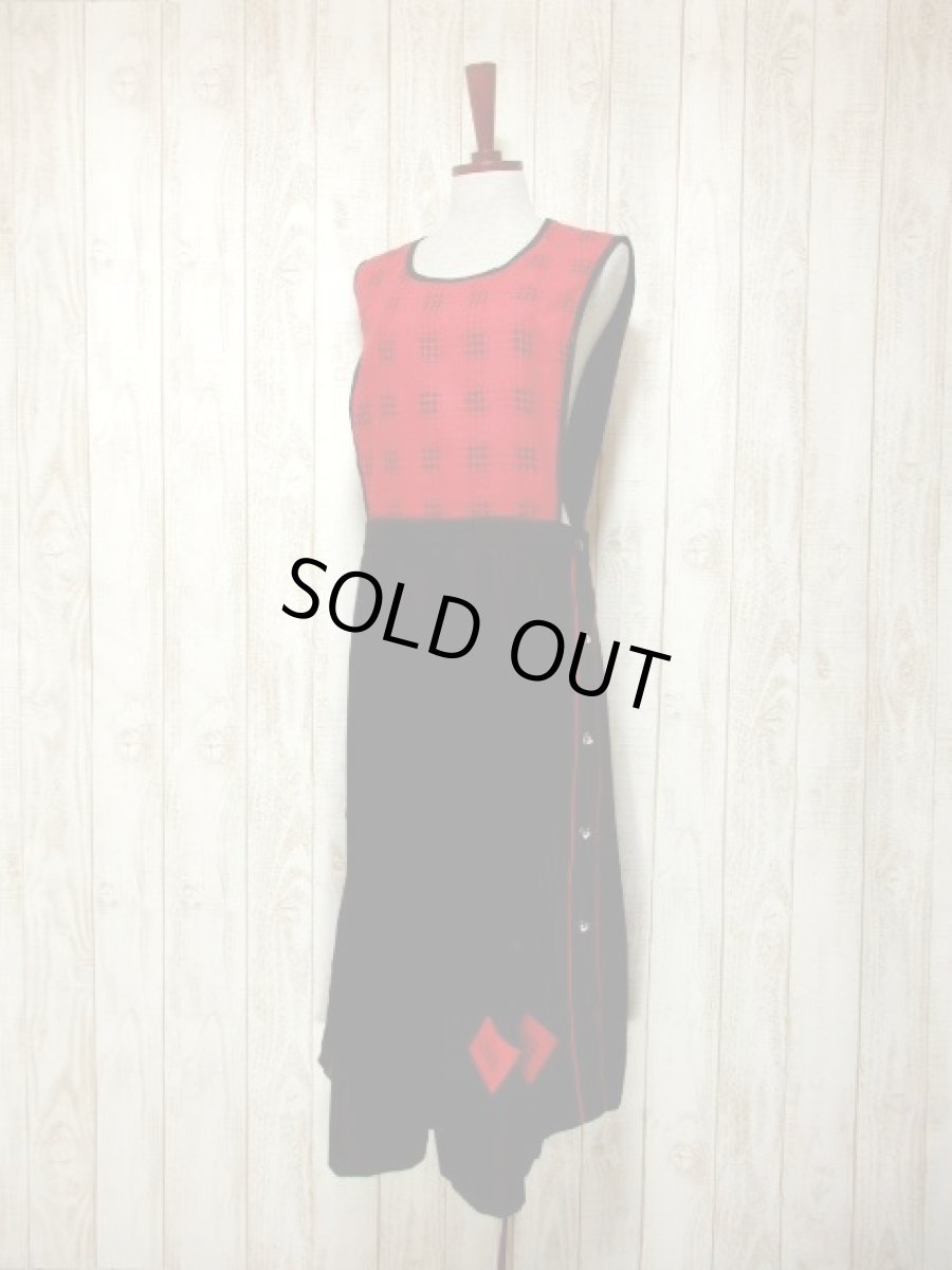 画像2: ドイツ製 エプロンのような切り返しデザインが魅力的 ウッド調ハートボタン 大人クラシカル  ディアンドル チロルワンピース ドイツ民族衣装 舞台 演奏会 フォークダンス オクトーバーフェスト 【5679】 (2)