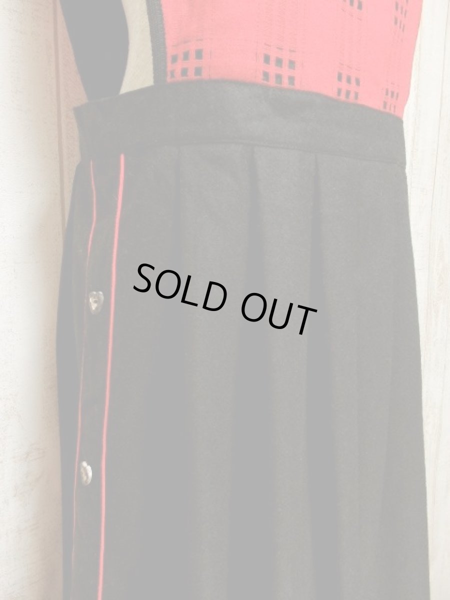 画像8: ドイツ製 エプロンのような切り返しデザインが魅力的 ウッド調ハートボタン 大人クラシカル  ディアンドル チロルワンピース ドイツ民族衣装 舞台 演奏会 フォークダンス オクトーバーフェスト 【5679】 (8)