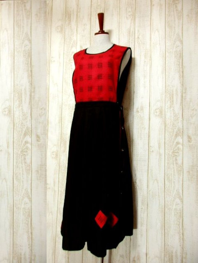 画像1: ドイツ製 エプロンのような切り返しデザインが魅力的 ウッド調ハートボタン 大人クラシカル ディアンドル チロルワンピース ドイツ民族衣装 舞台 演奏会 フォークダンス オクトーバーフェスト 【5679】