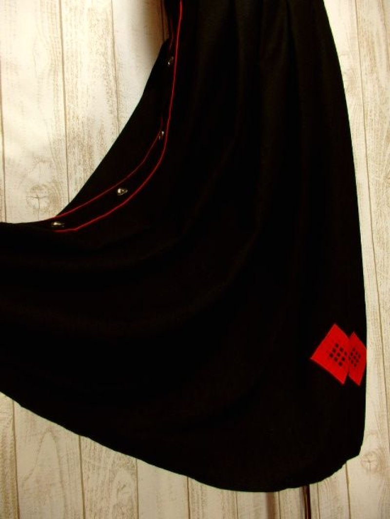 画像2: ドイツ製 エプロンのような切り返しデザインが魅力的 ウッド調ハートボタン 大人クラシカル ディアンドル チロルワンピース ドイツ民族衣装 舞台 演奏会 フォークダンス オクトーバーフェスト 【5679】