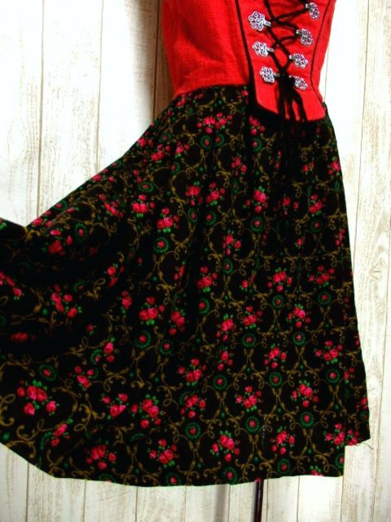 画像2: 花柄 レッド ブラック フロントリボン サイドジッパー ノースリーブ クラシカル ディアンドル チロルワンピース ドイツ民族衣装 舞台 演奏会 フォークダンス オクトーバーフェスト 【5687】