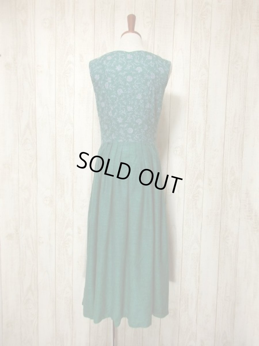 画像5: 大人フォークロア×お花柄切り返しデザイン 大きなウッド調ボタン ディアンドル チロルワンピース ドイツ民族衣装 舞台 演奏会 フォークダンス オクトーバーフェスト 【5777】 (5)