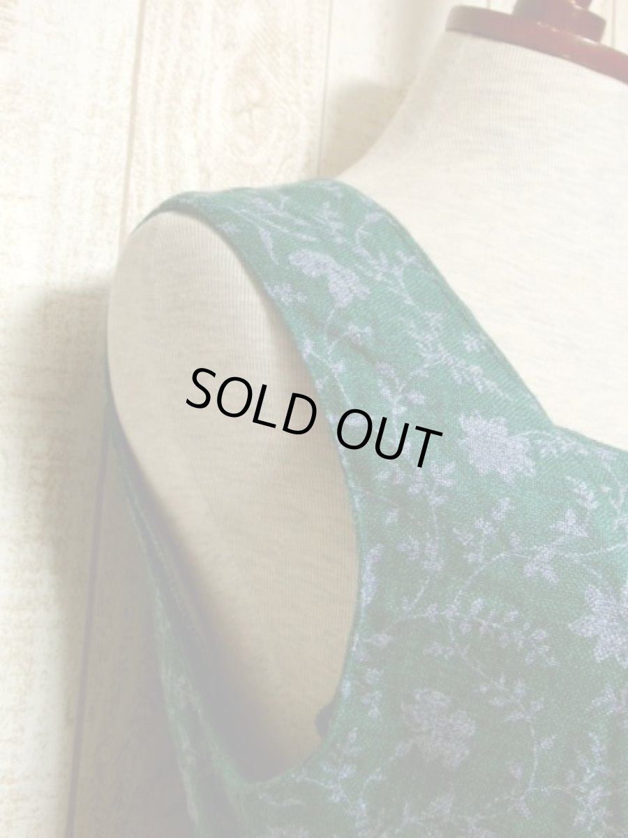 画像8: 大人フォークロア×お花柄切り返しデザイン 大きなウッド調ボタン ディアンドル チロルワンピース ドイツ民族衣装 舞台 演奏会 フォークダンス オクトーバーフェスト 【5777】 (8)